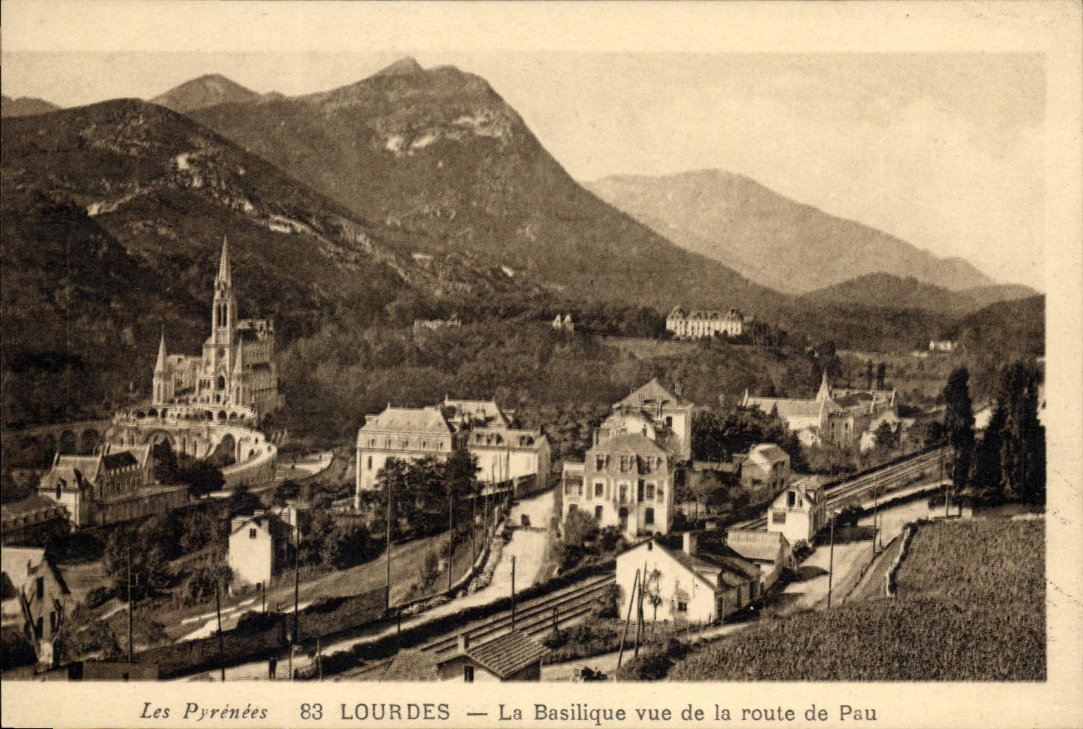 CPA Lourdes La Basilique vue de la Route de Pau 
