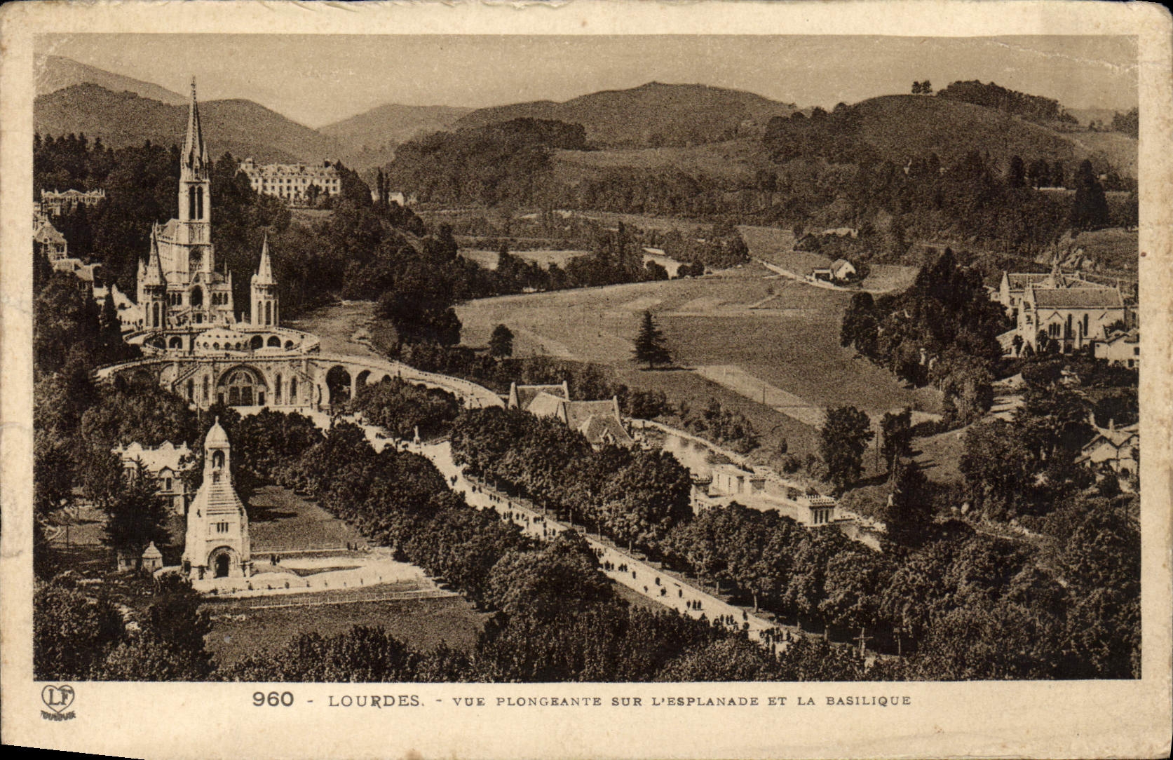 CPA Lourdes Vue Plongrante sur l'Esplanade et la Basilique 
