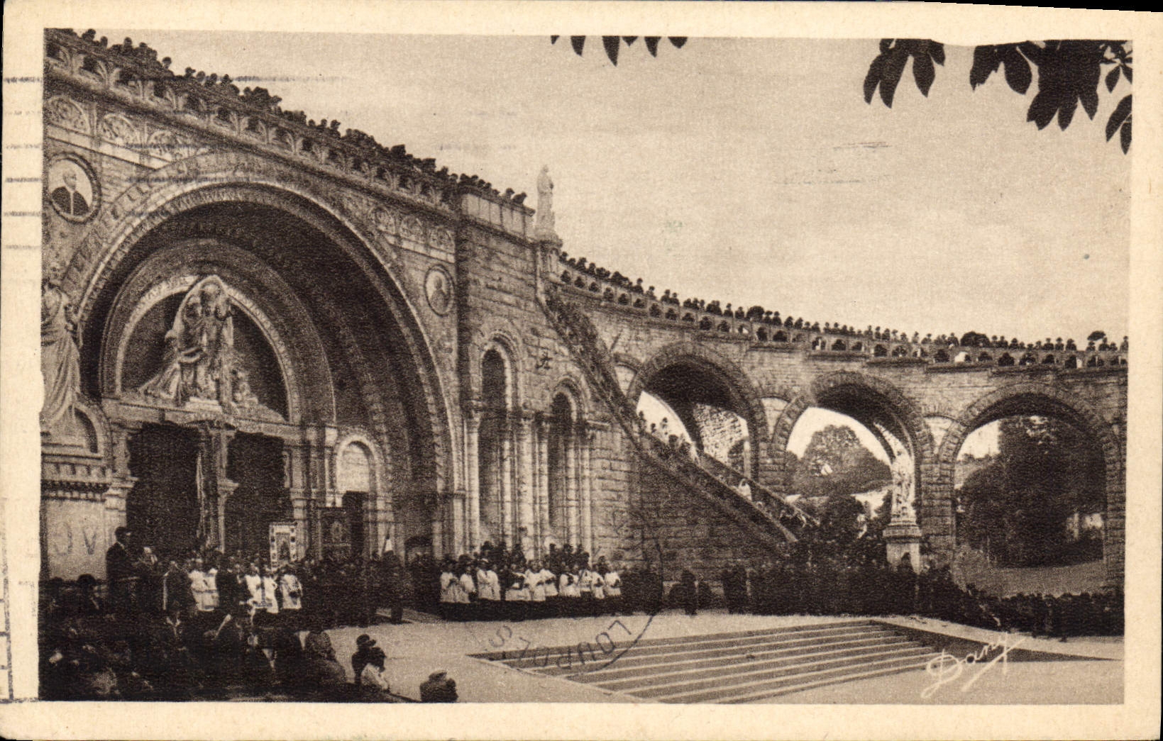 CPA Lourdes Hautes Pyrenees La Basilique Pandant la Benediction 