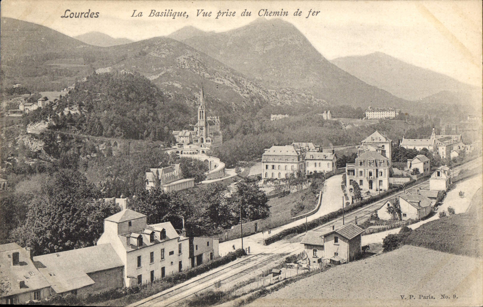 CPA Lourdes La Basilique Vue prise du Chemin de Fer 