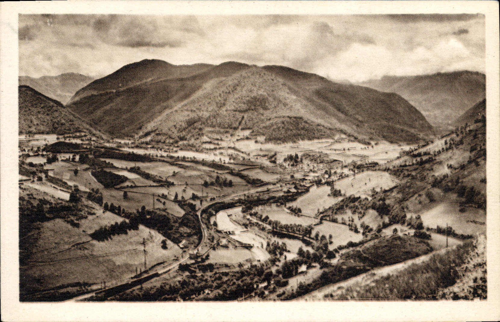 CPA Env de Bagneres de Bigorre Arreau Vue Prise de la Montee du Col d'Aspin
