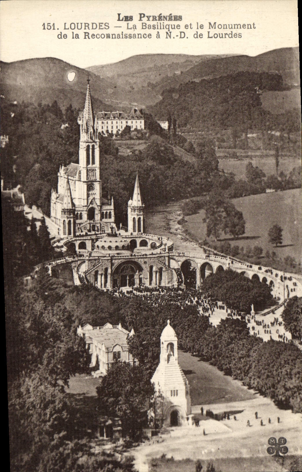 CPA Lourdes La Basilique et le Monument de la Reconnaissance a N D de Lourdes 
