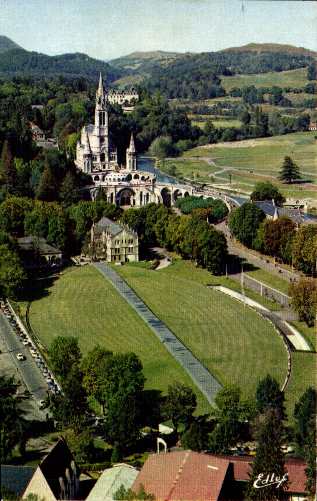 CPA Lourdes La Basilique et la Basilique Souterraine St Pie X 