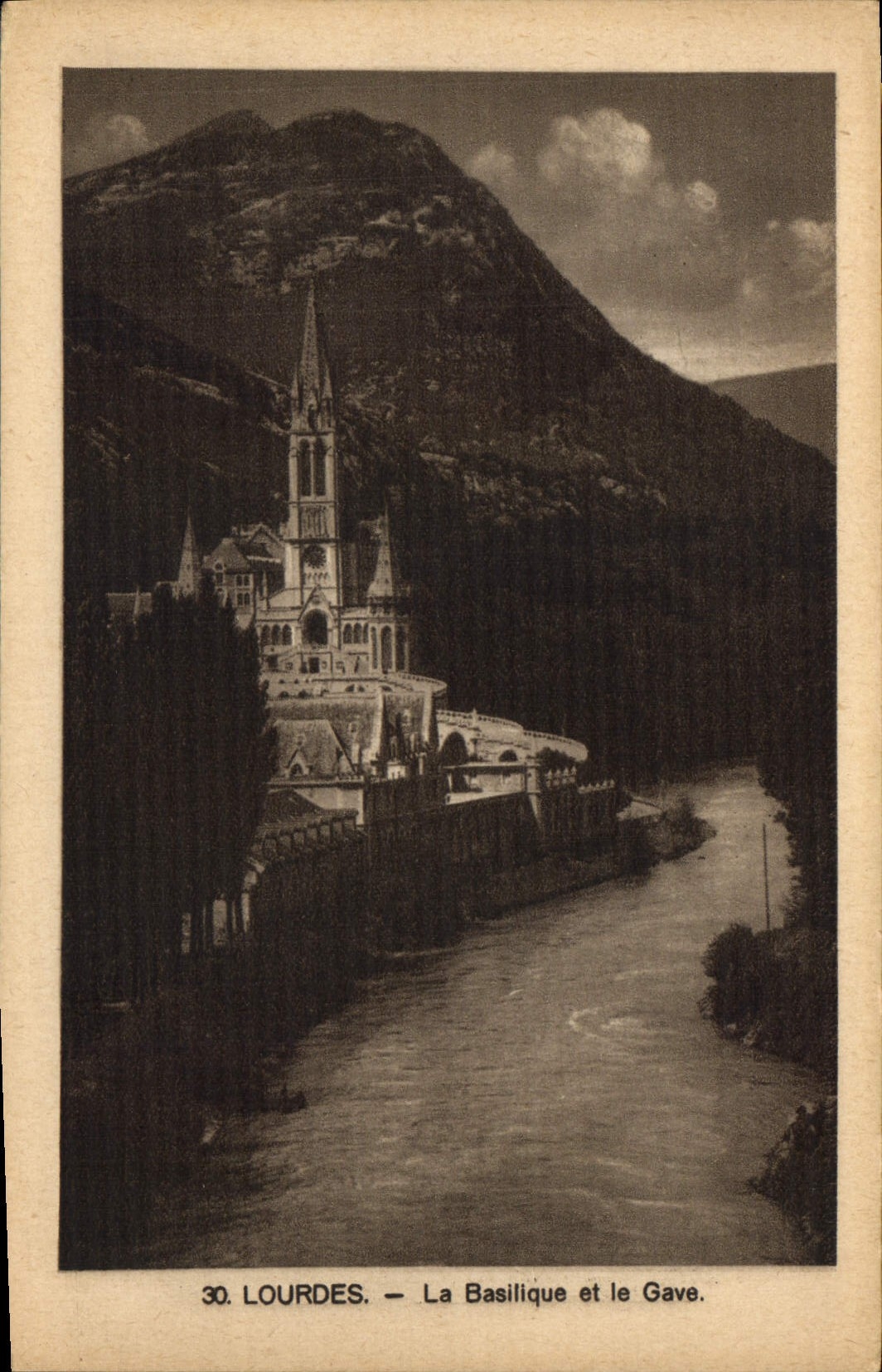 CPA Lourdes La Basilique et le Gave 