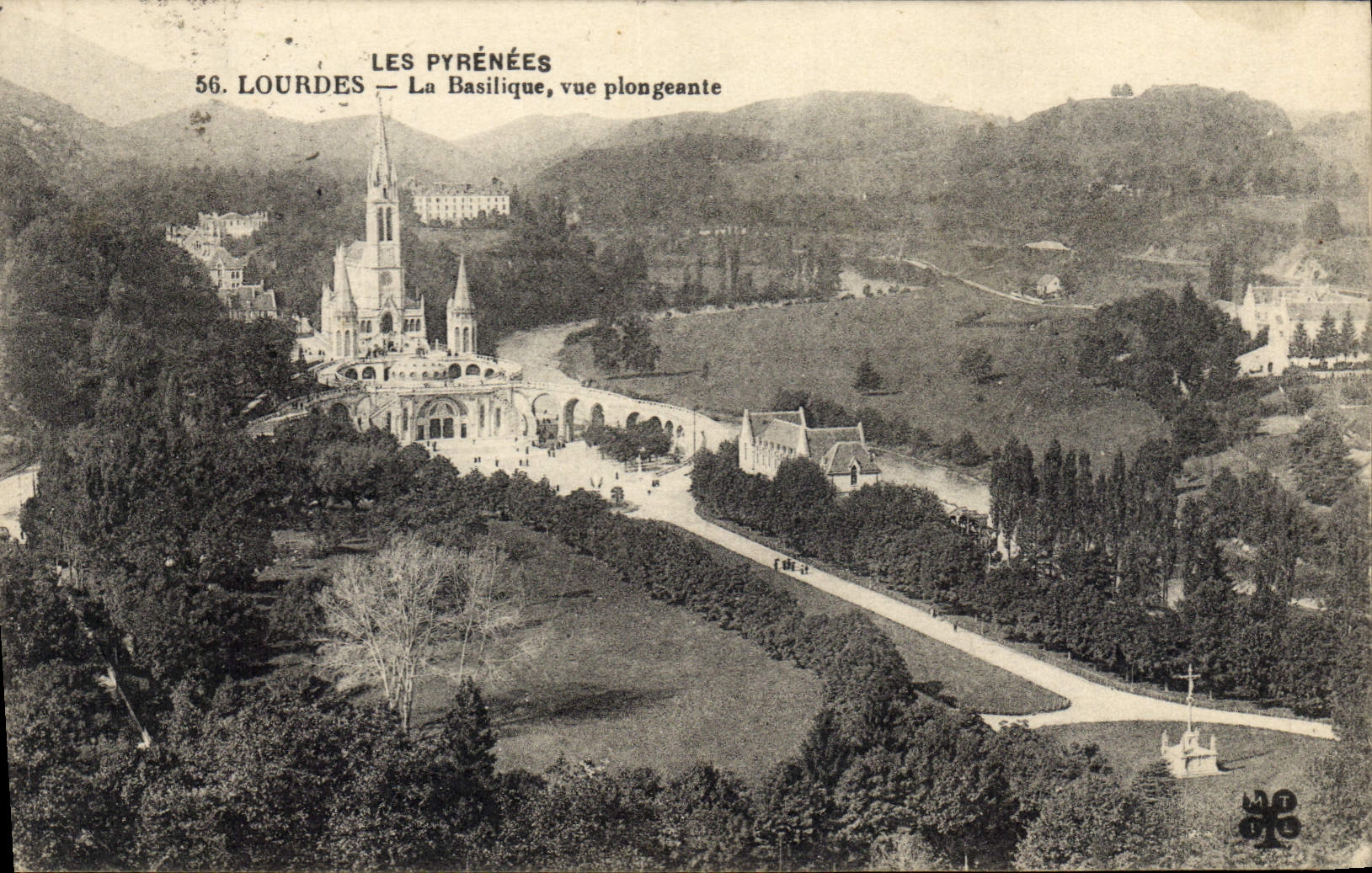 CPA Lourdes La Basilique vue Plongeante