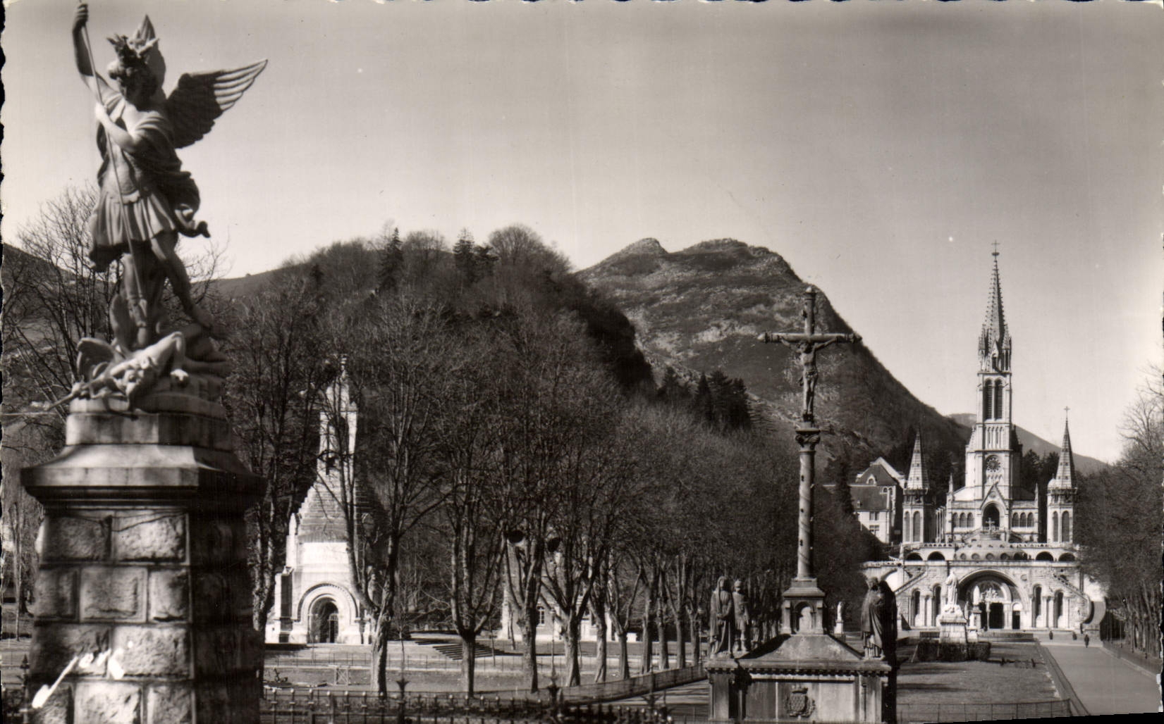 CPA Lourdes Statue de Saint Michel Calvaire Breton et la Basilique 
