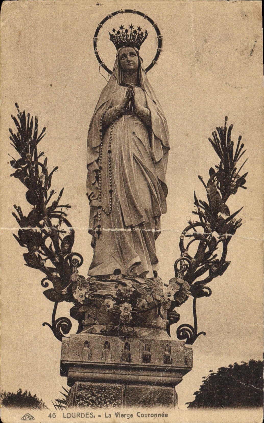 CPA Lourdes La Vierge Couronnee 