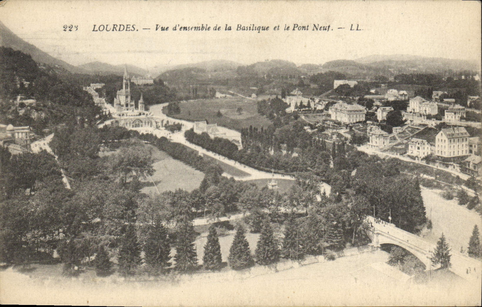 CPA Lourdes Vue d'Ensemble de la Basilique et le Pont Neuf 