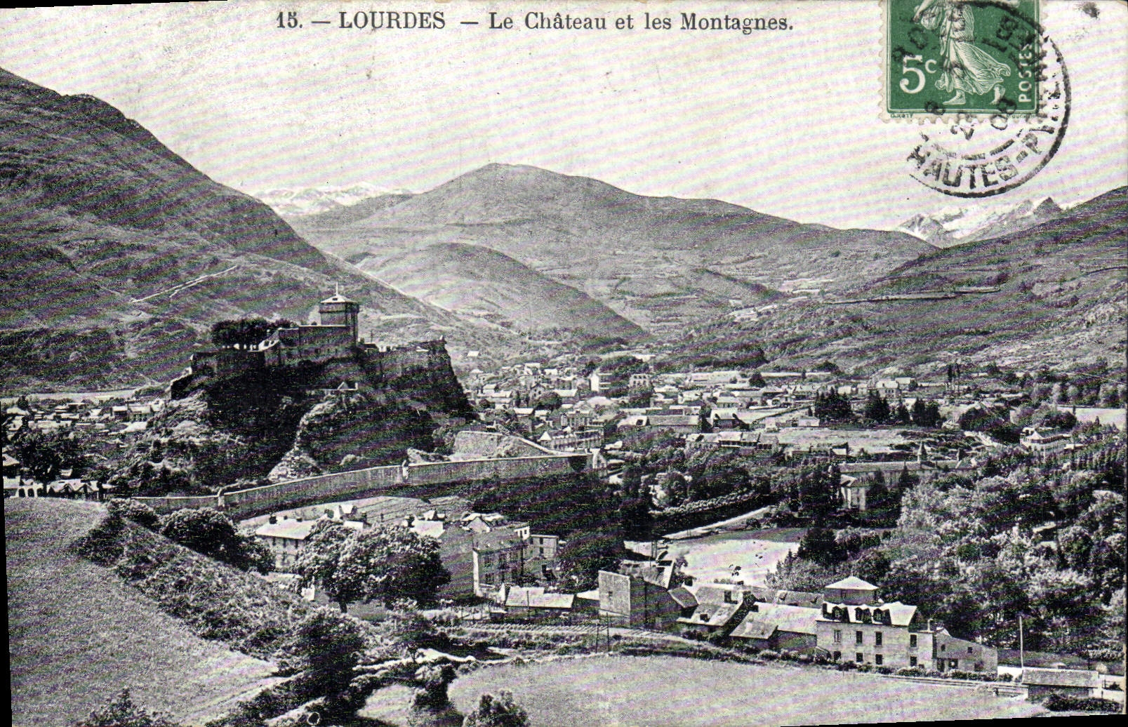 CPA Lourdes Le Chateau et les Montagnes 
