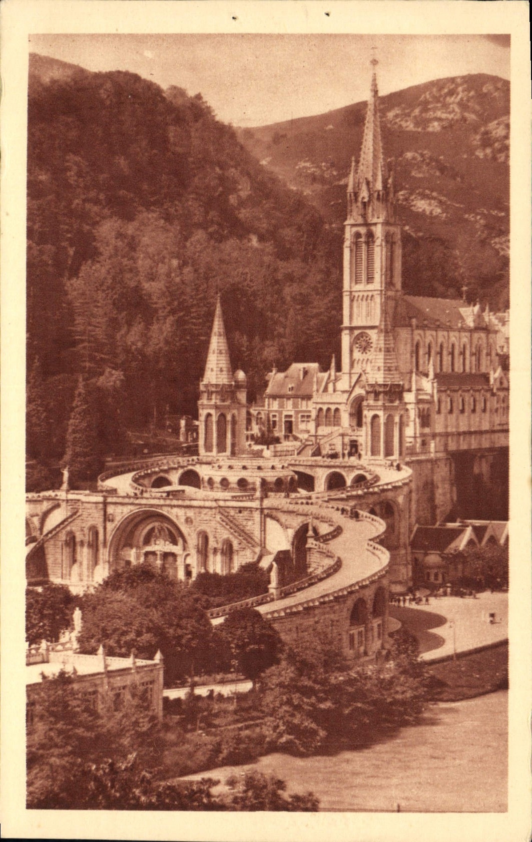 CPA Lourdes La Basilique et le Gave 