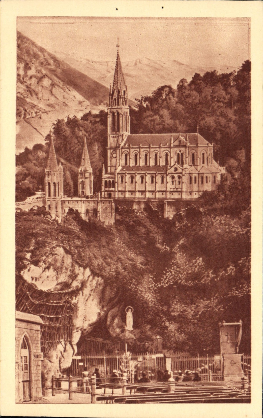 CPA Lourdes La Grotte et la Basilique 