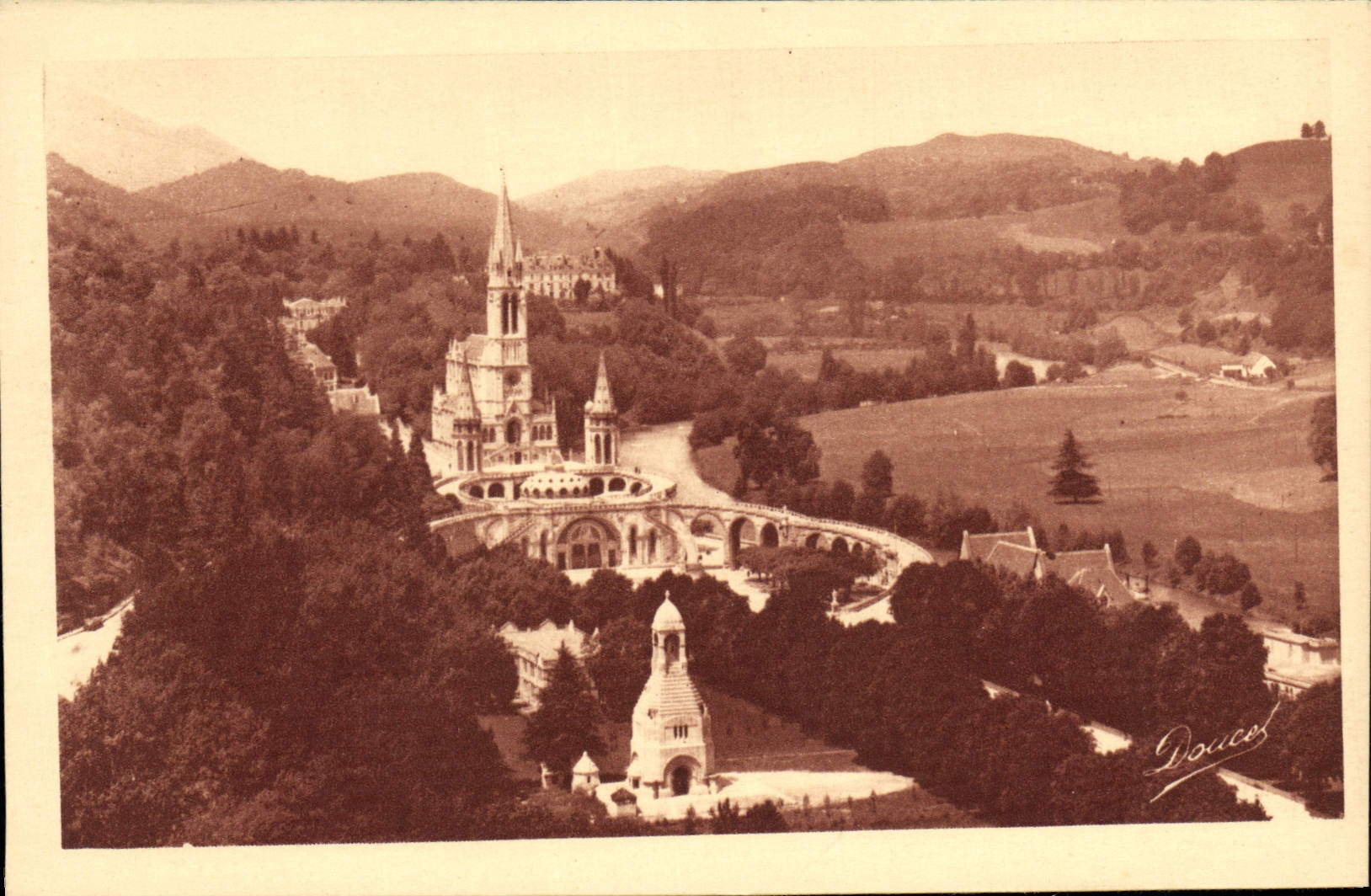 CPA Lourdes La Basilique et le Monument Interallie vus du Chateau fort 