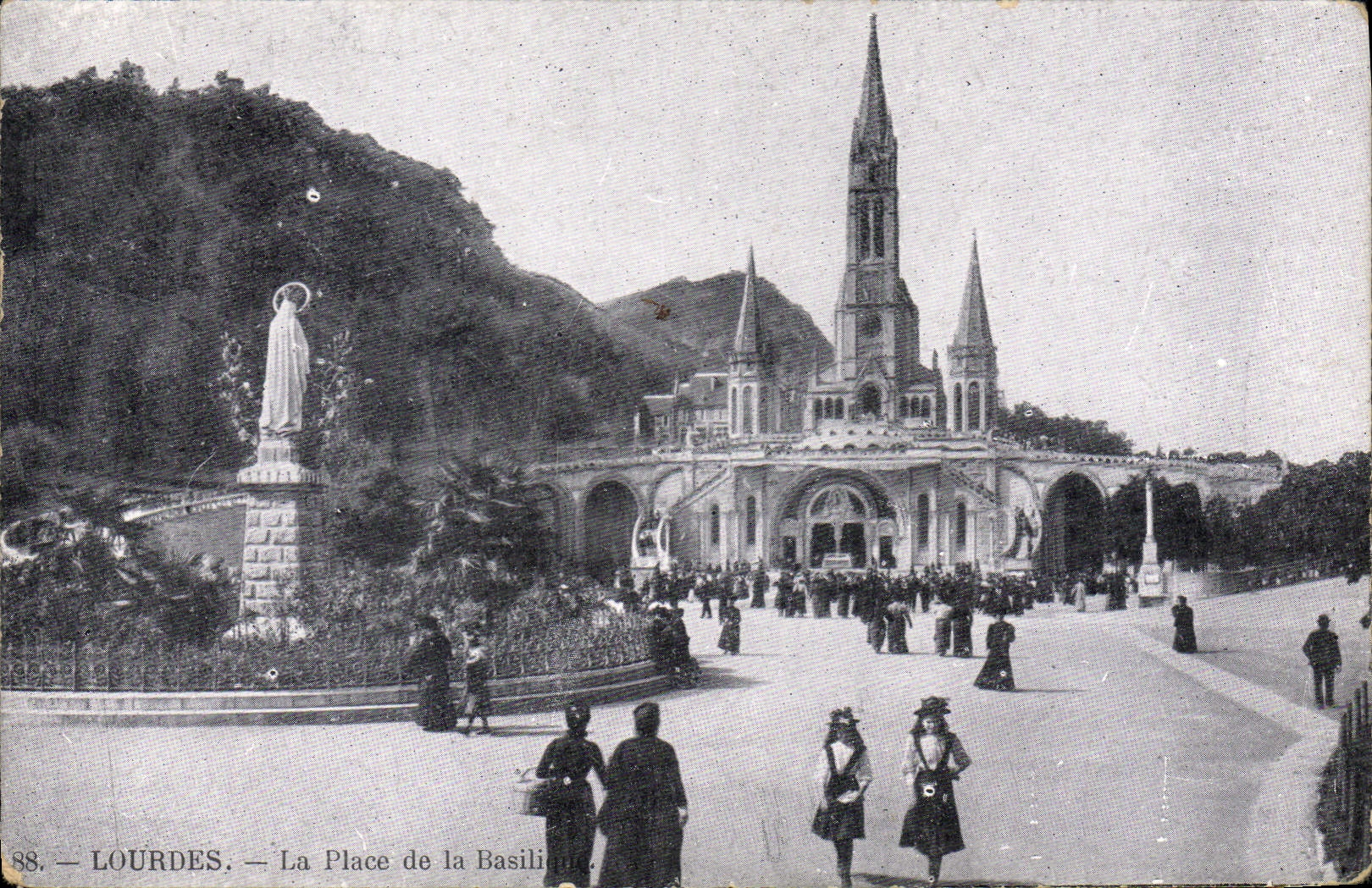 CPA Lourdes La Place de la Basilique 