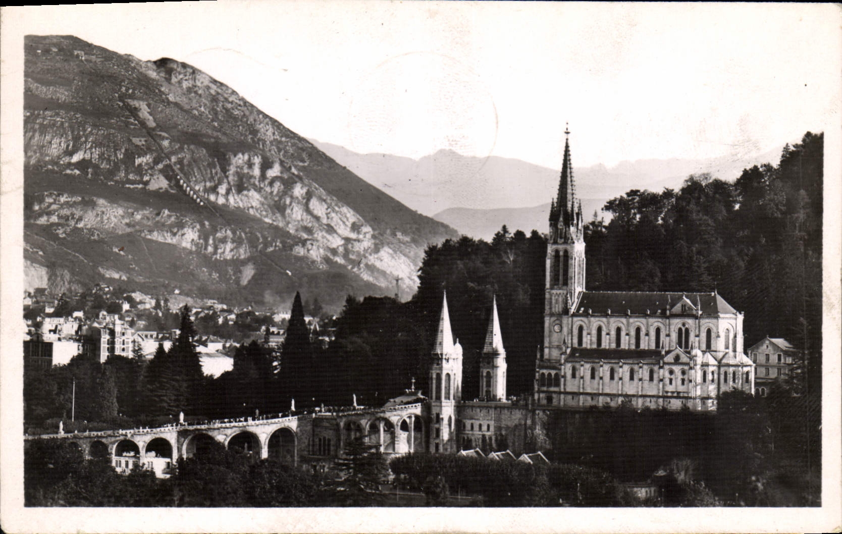 CPA Lourdes La Basilique et le Pic du Jer 