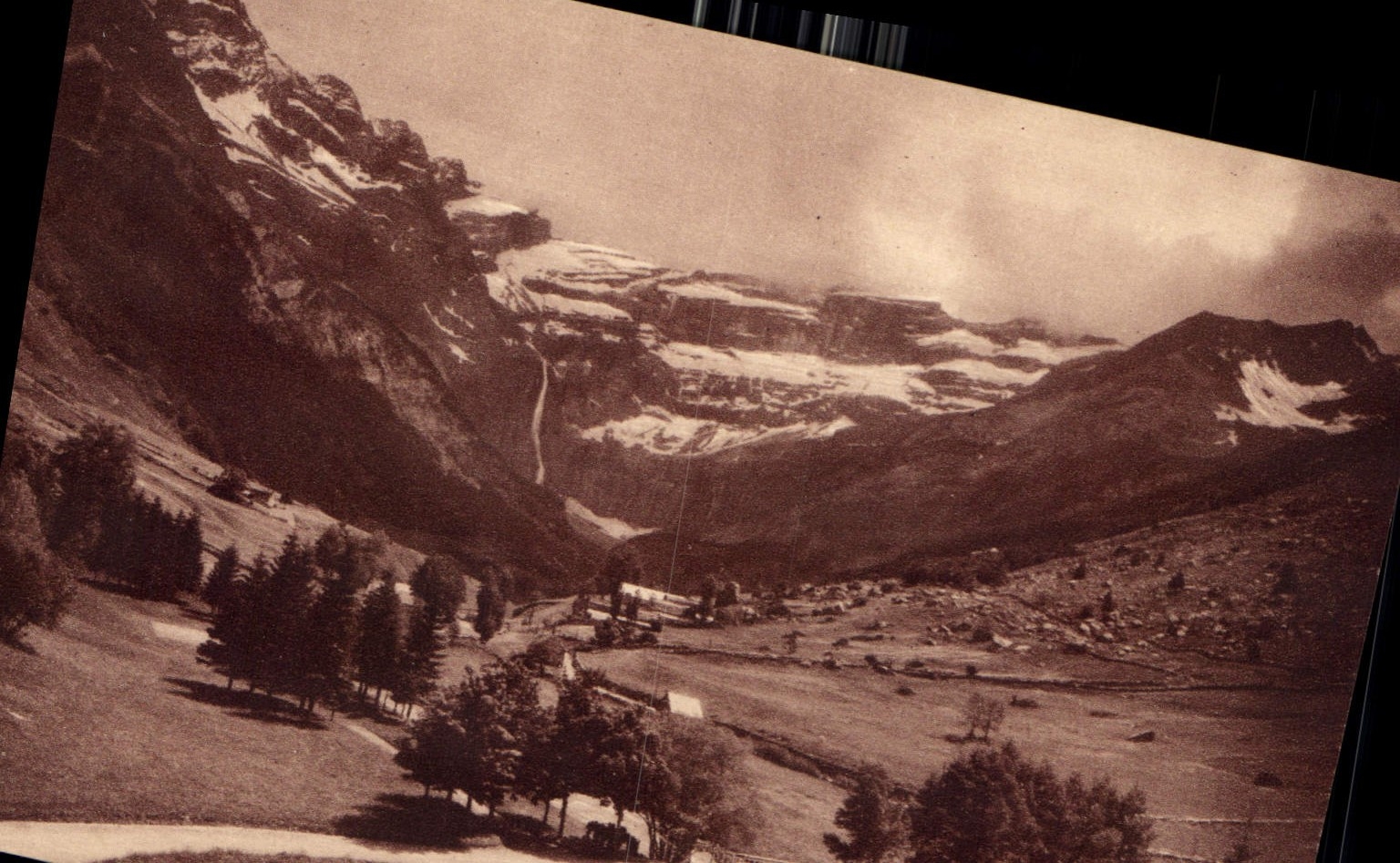CPA Gavarnie Vue Panoramique de la Vallee et du Cirque au Fond la grande Cascade 