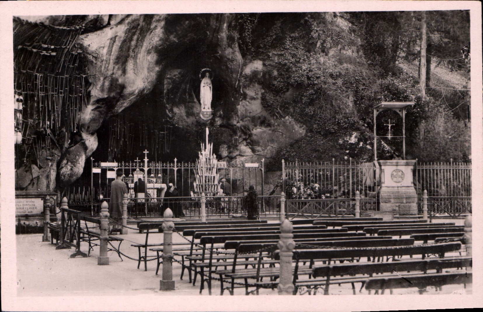 CPA Lourdes La Grotte Miraculeuse 