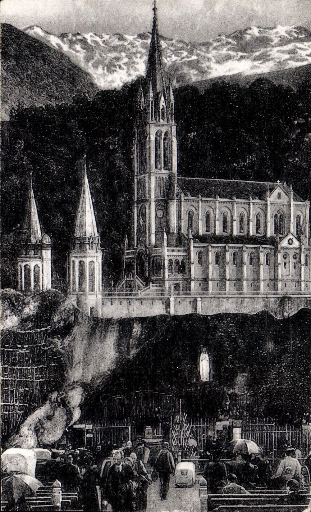 CPA Lourdes La Grotte et la Basilique 