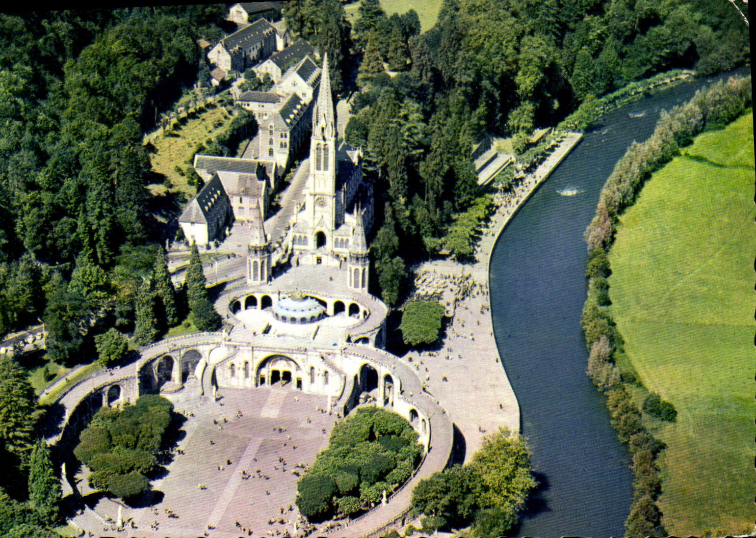 CPA Lourdes Vue aerienne sur la Basilique et le Gave 