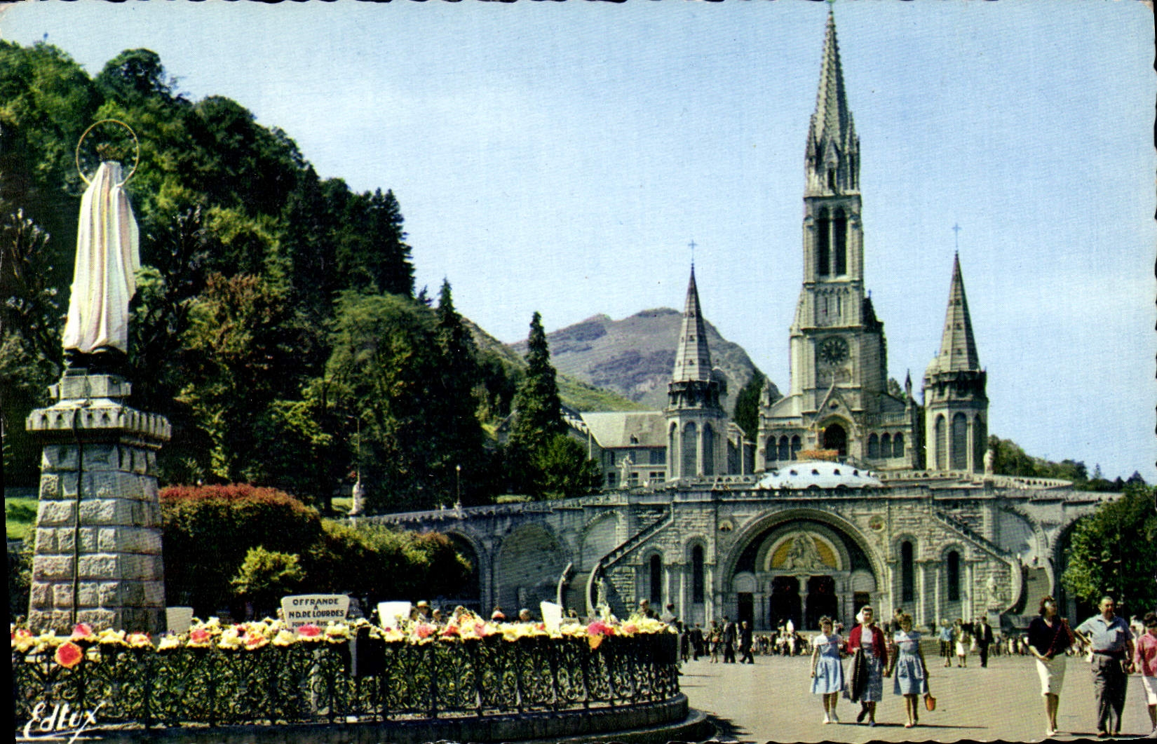 CPA Lourdes La Basilique et la Vierge Couronnee 