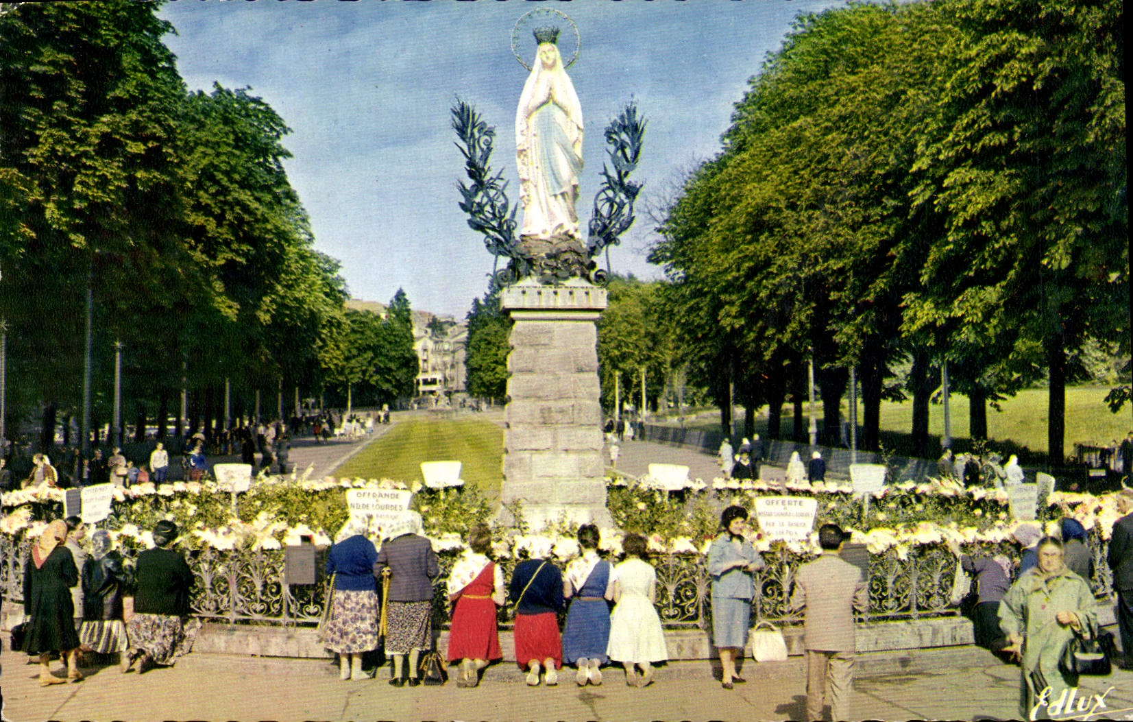 CPA Lourdes La Vierge Couronnee 