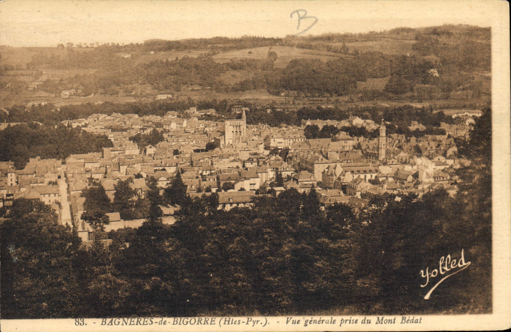CPA Bagneres de Bigorre Htes Pyr Vue generale prise du Mont Bedat 