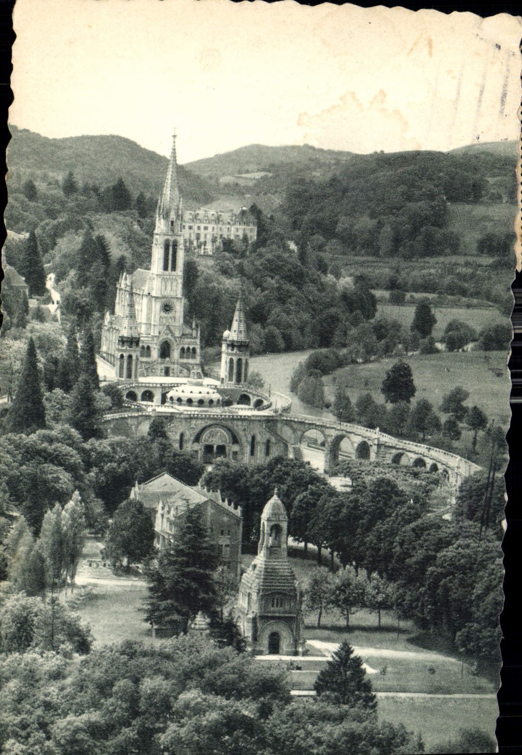 CPA Lourdes La Basilique et le Gave Monument Interallie 