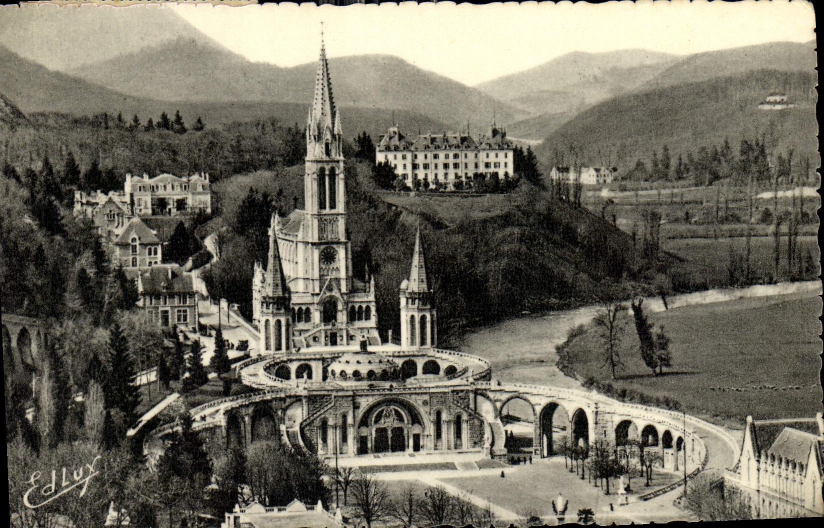 CPA Lourdes La Basilique vue du Chateau Fort 