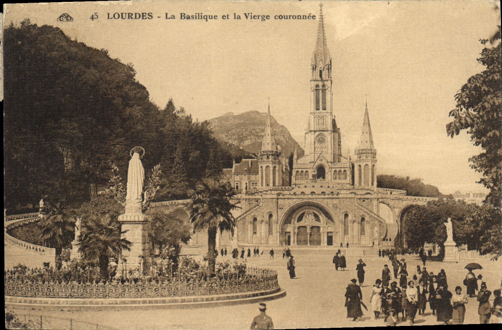 CPA Lourdes La Basilique et la Vierge Couronnee 