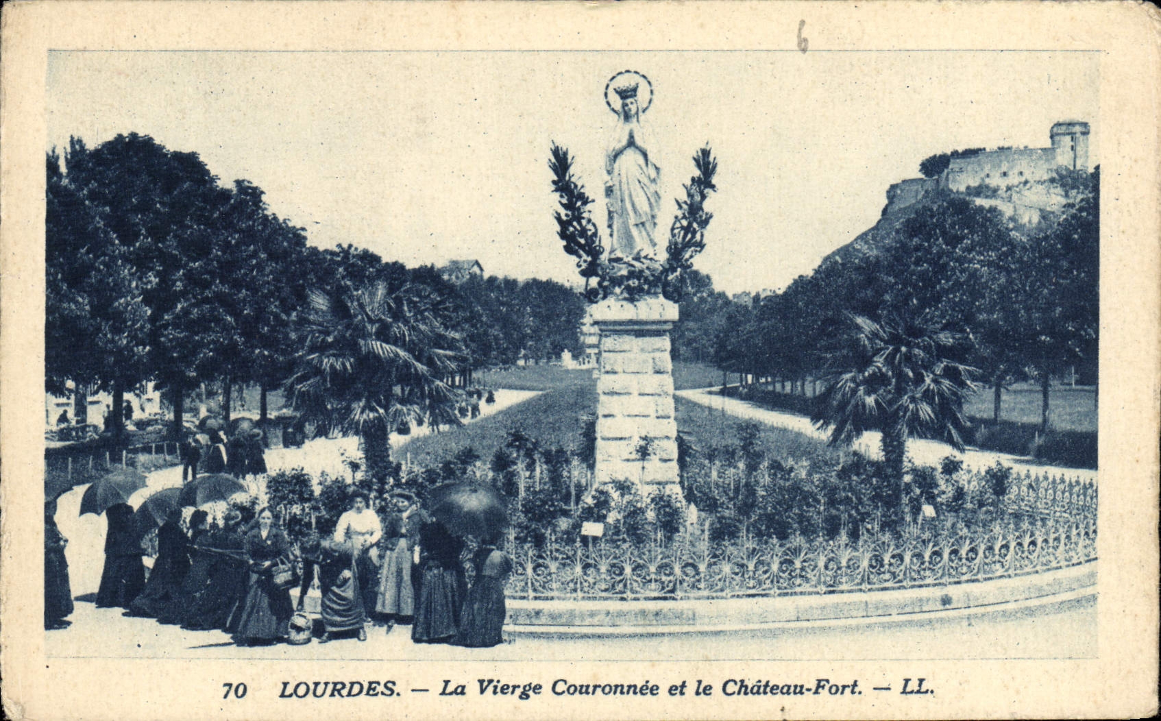 CPA Lourdes La Vierge Couronnee et le Chateau Fort 