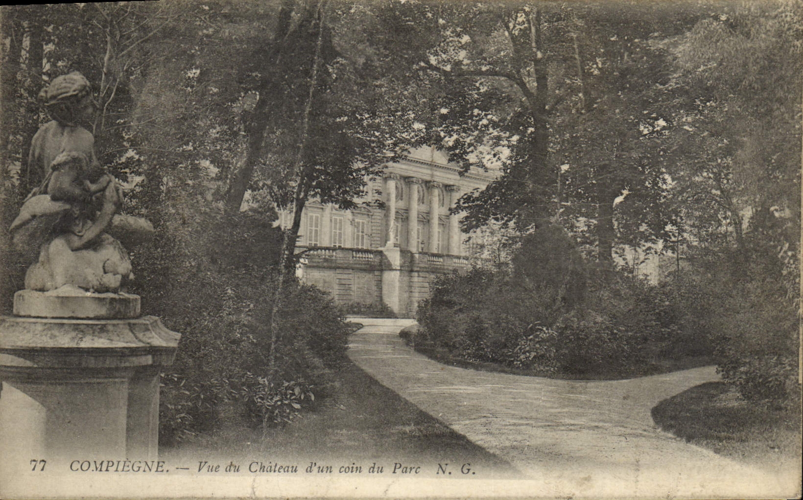 CPA Compiegne Vue du Chateau d'Un Coin du Parc