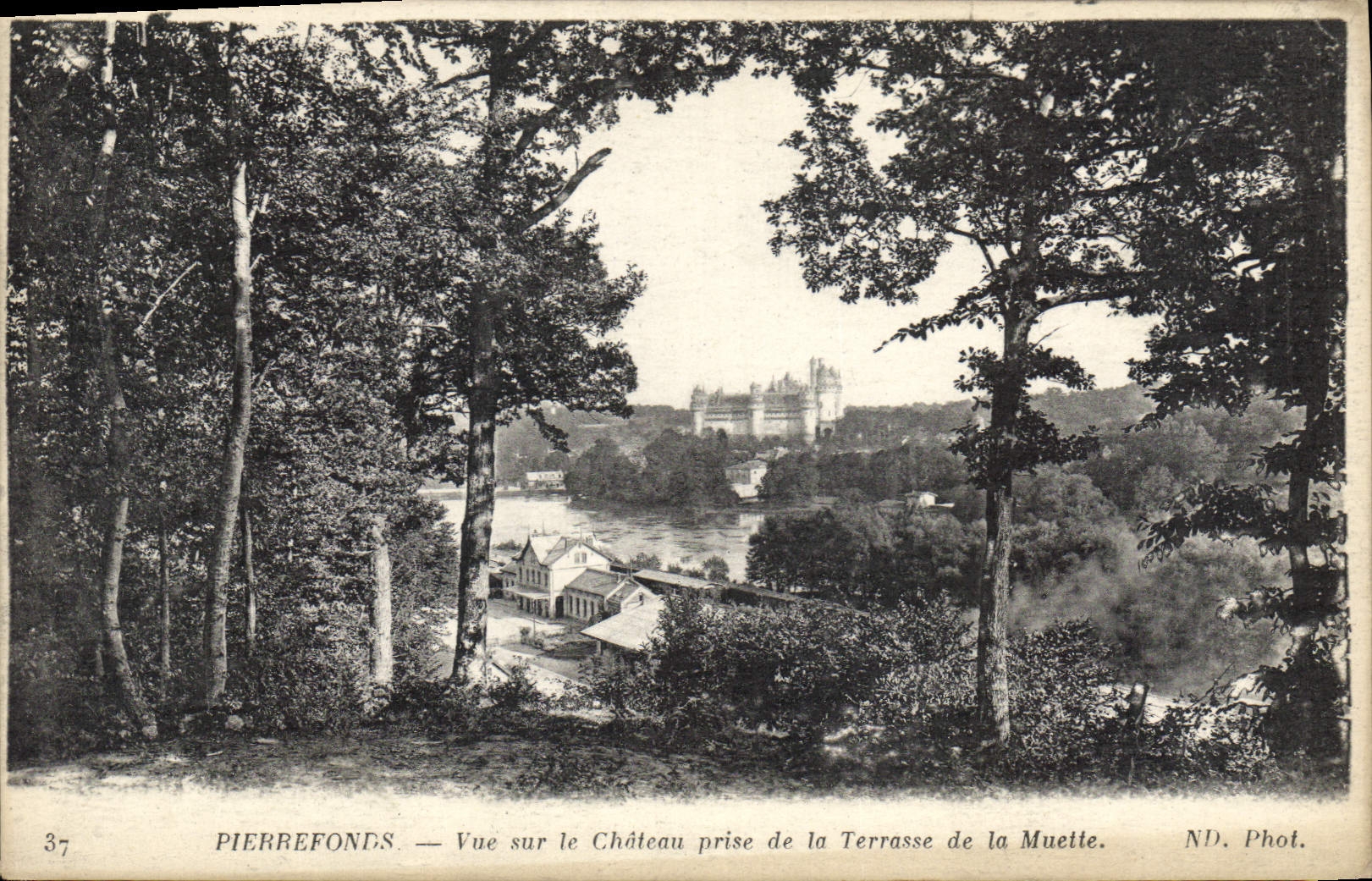 CPA Pierrefonds Vue sur le Chateau prise de la Terrasse de la Muette 