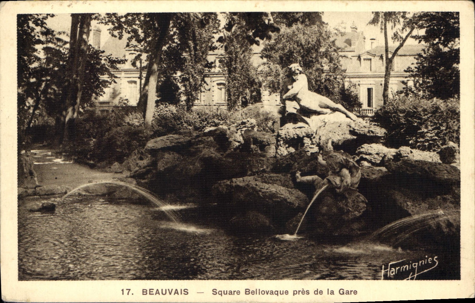 CPA Beauvais Square Bellovaque pres de la Gare