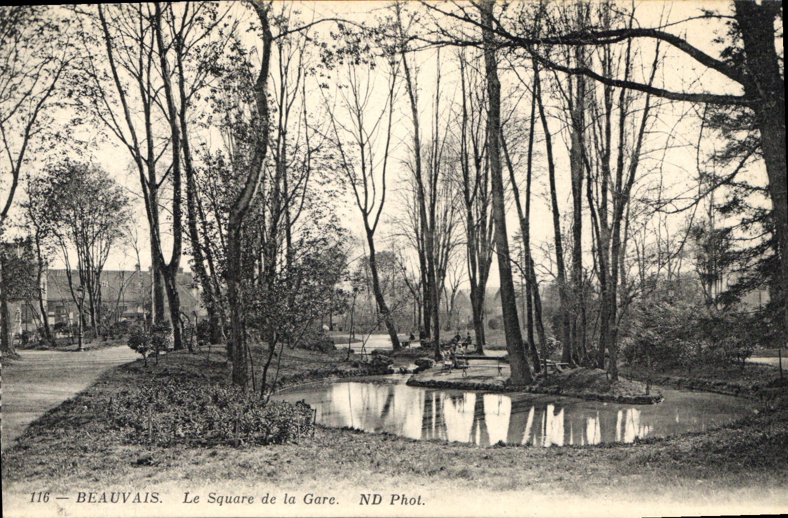 CPA Beauvais Le Square de la Gare 