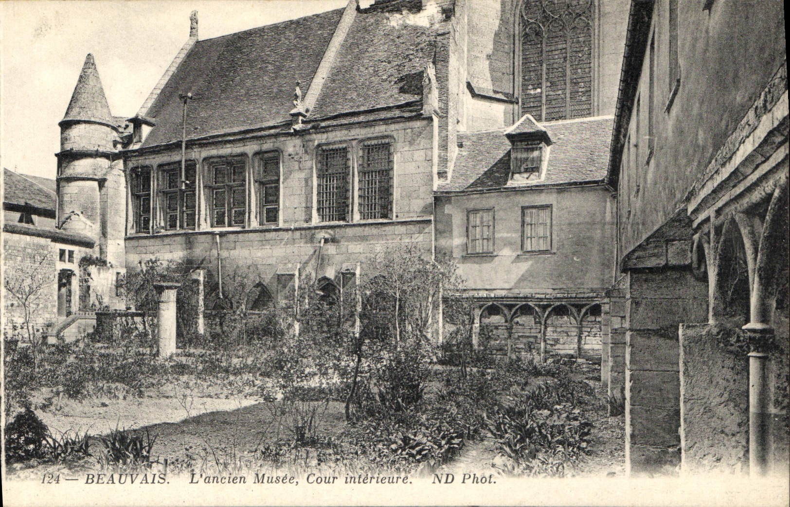 CPA Beauvais L'Ancien Musee Cour Interieure 