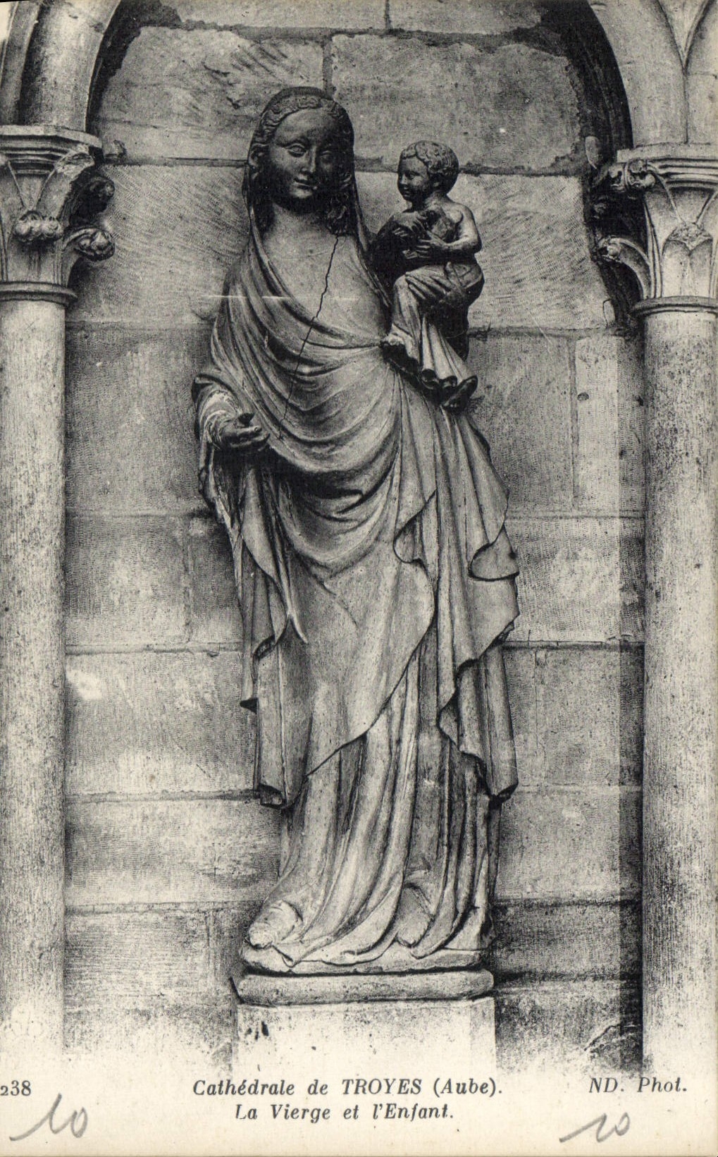 CPA Cathedrale de Troyes Aube La Vierge et l'Enfant 