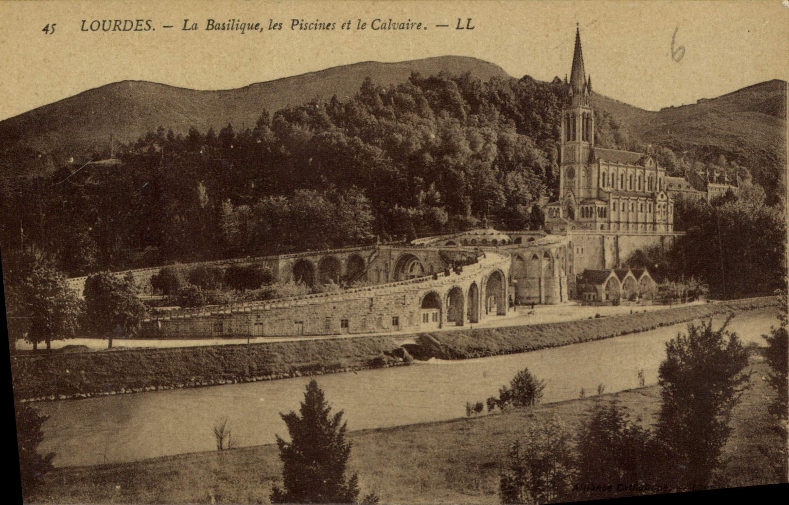 CPA Lourdes La Basilique les Piscines et le Calvaire 