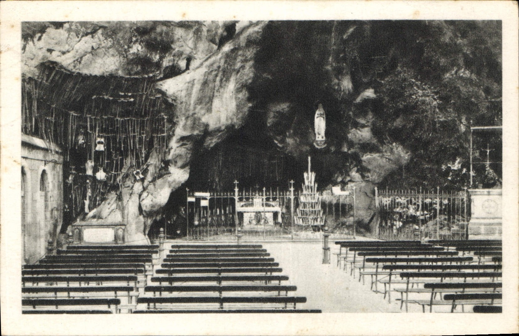 CPA Lourdes La Grotte Miraculeuse 