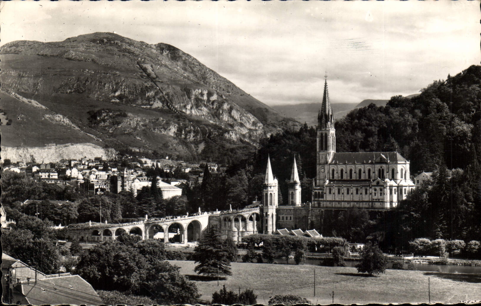 CPA Lourdes La Basilique et le Pic du Jer 