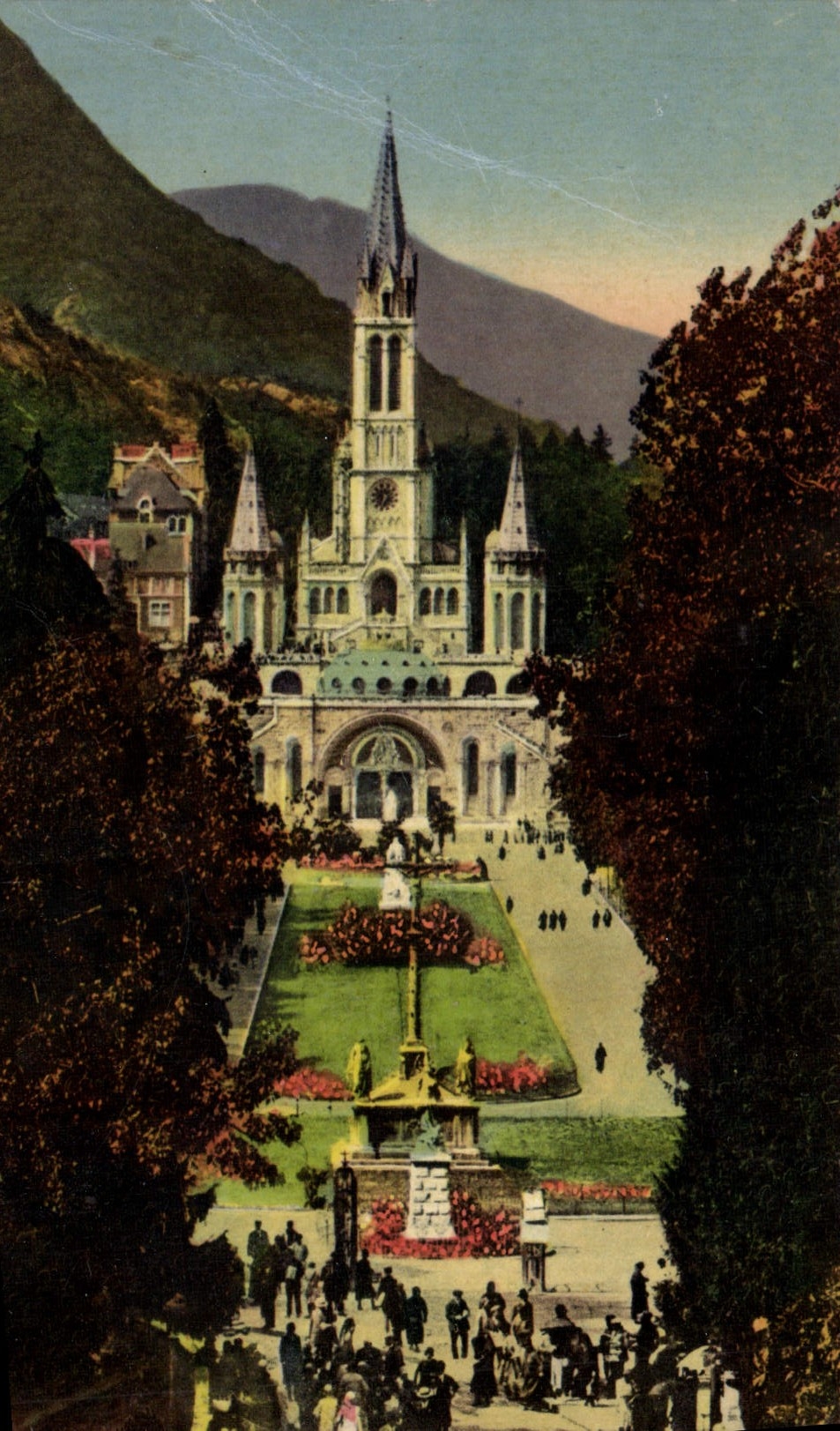 CPA Lourdes La Basilique l'Esplanade 