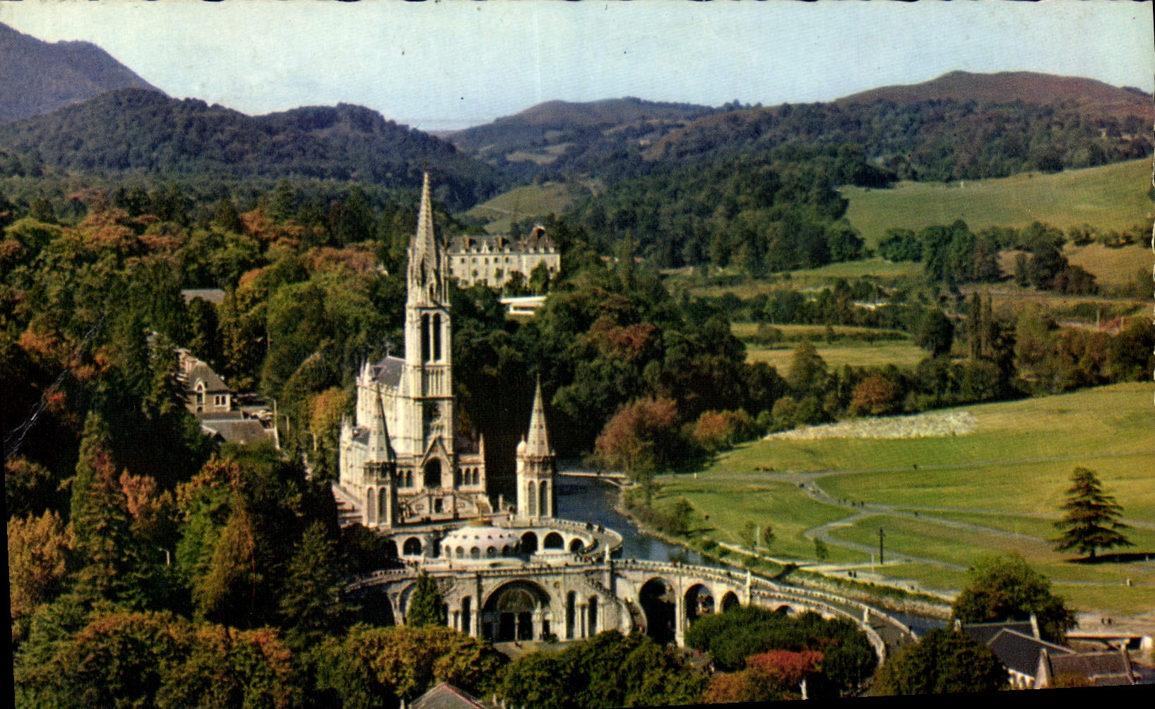 CPA Lourdes La Basilique vue du Chateau Fort 
