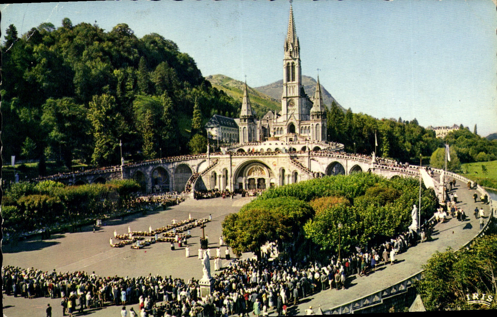 CPA Lourdes Les Malades Assistant au Chemin de Croix 