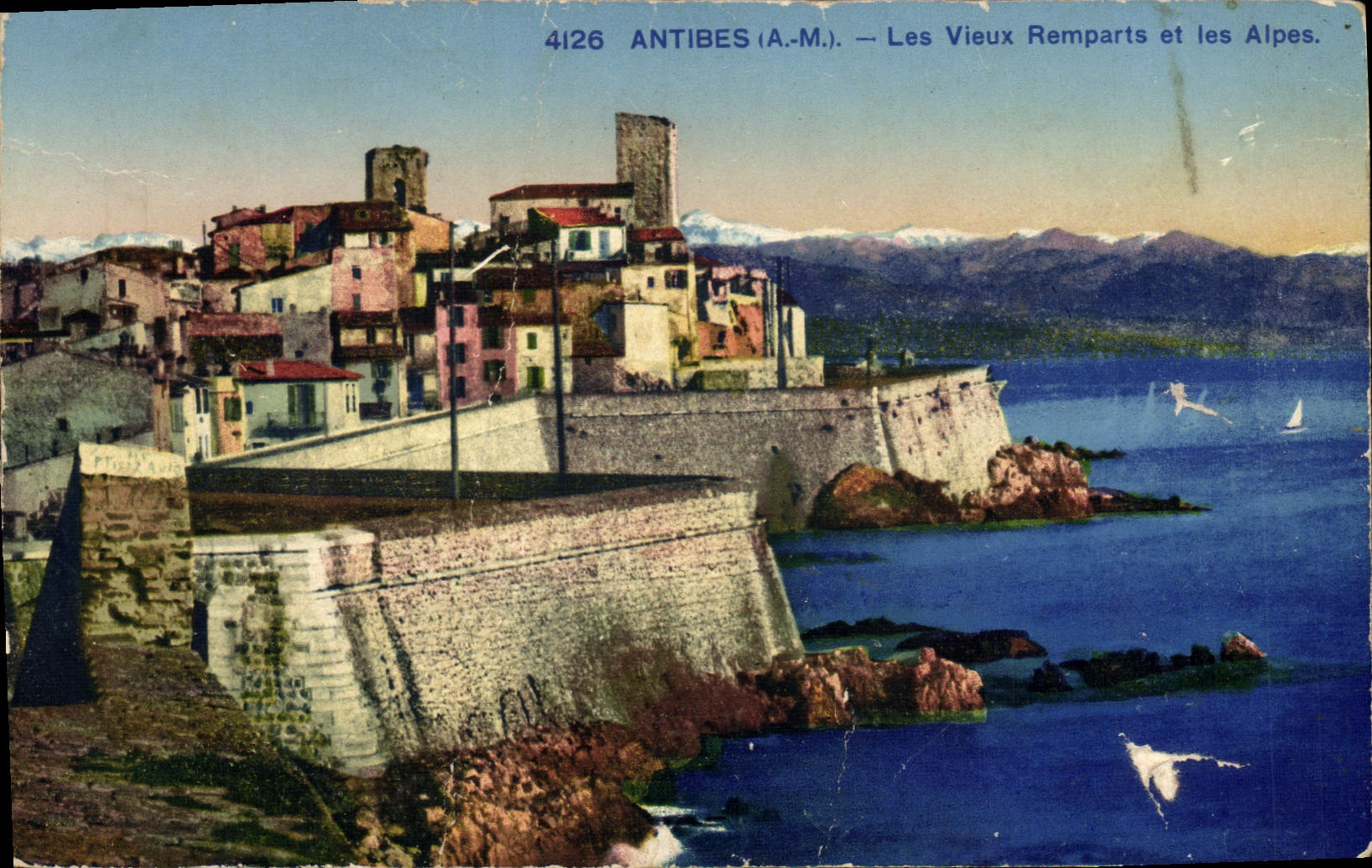 CPA Antibes Les Vieux Remparts et les Alpes 