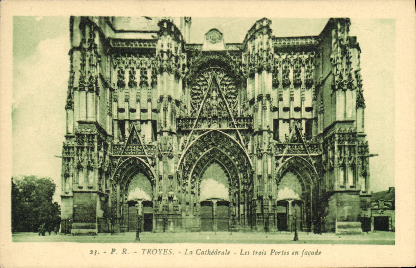 CPA Troyes La Cathedrale Les Trois Portes en Facade 