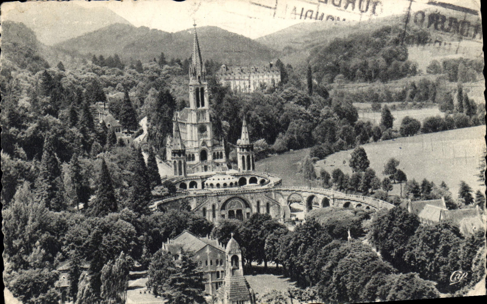 CPA Lourdes La Basilique et le Monument Interallie 