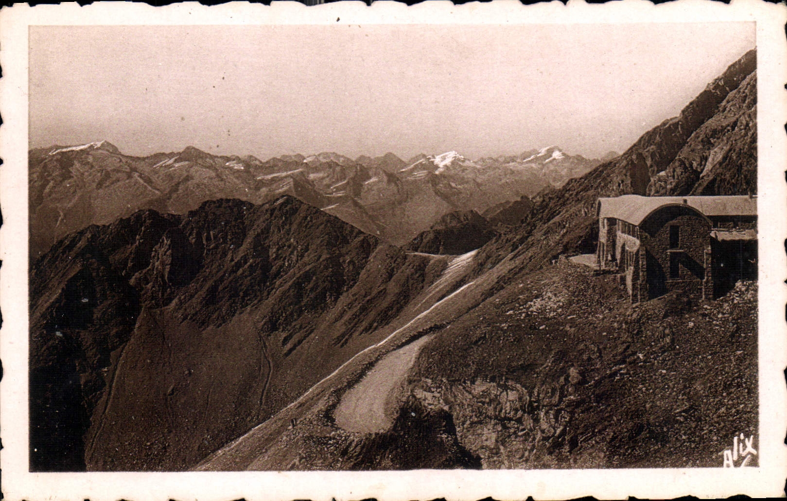 CPA Les Pyrenees Pic du Midi de Bigorre L'Hotellerie des Laquets et la Chaine des Pyrenees 