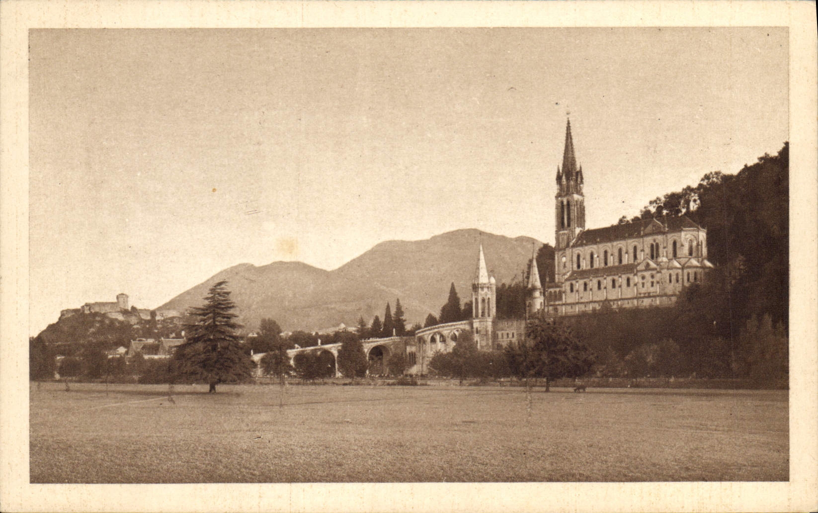 CPA Lourdes La Basilique et le Chateau Fort 