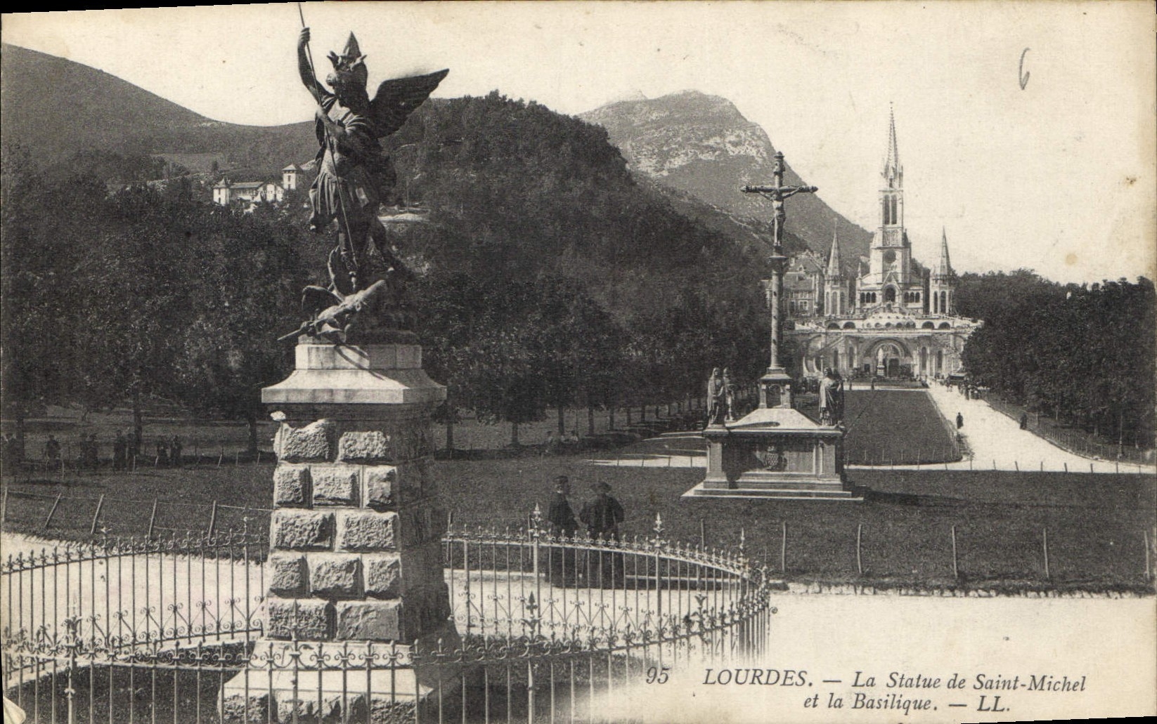 CPA Lourdes La Statue de Saint Michel et la Basilique 