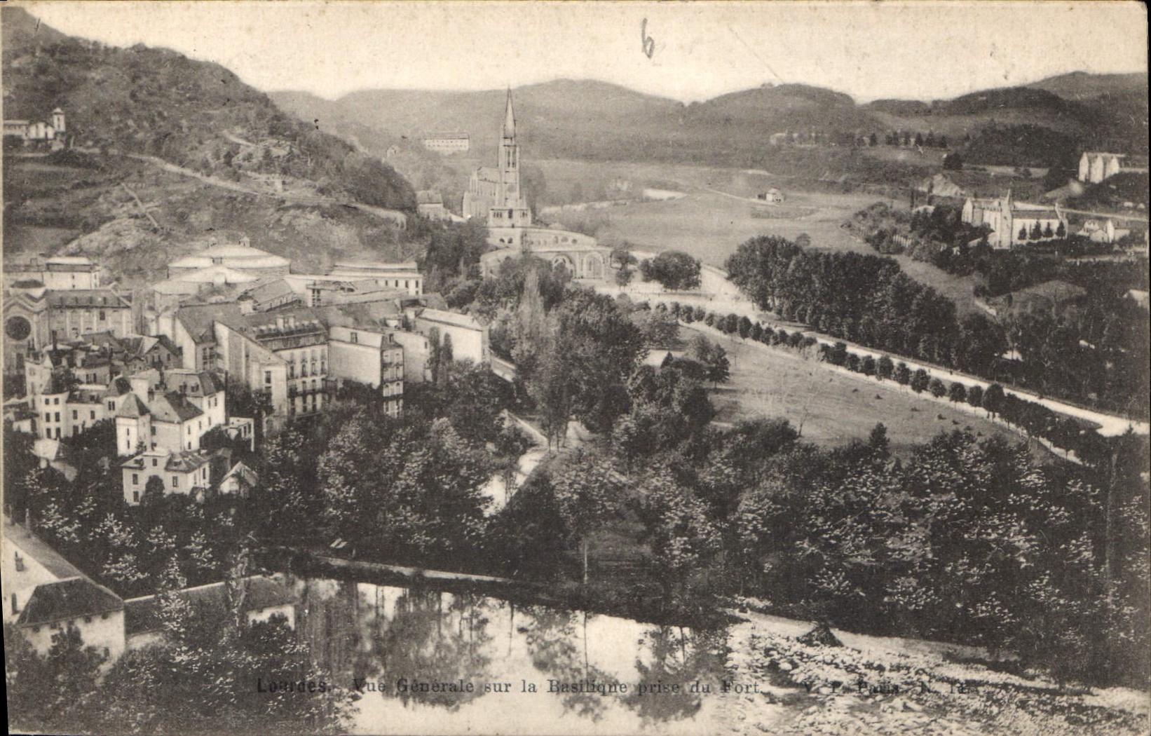CPA Lourdes Vue Generale sur la Basilique prise du Fort 