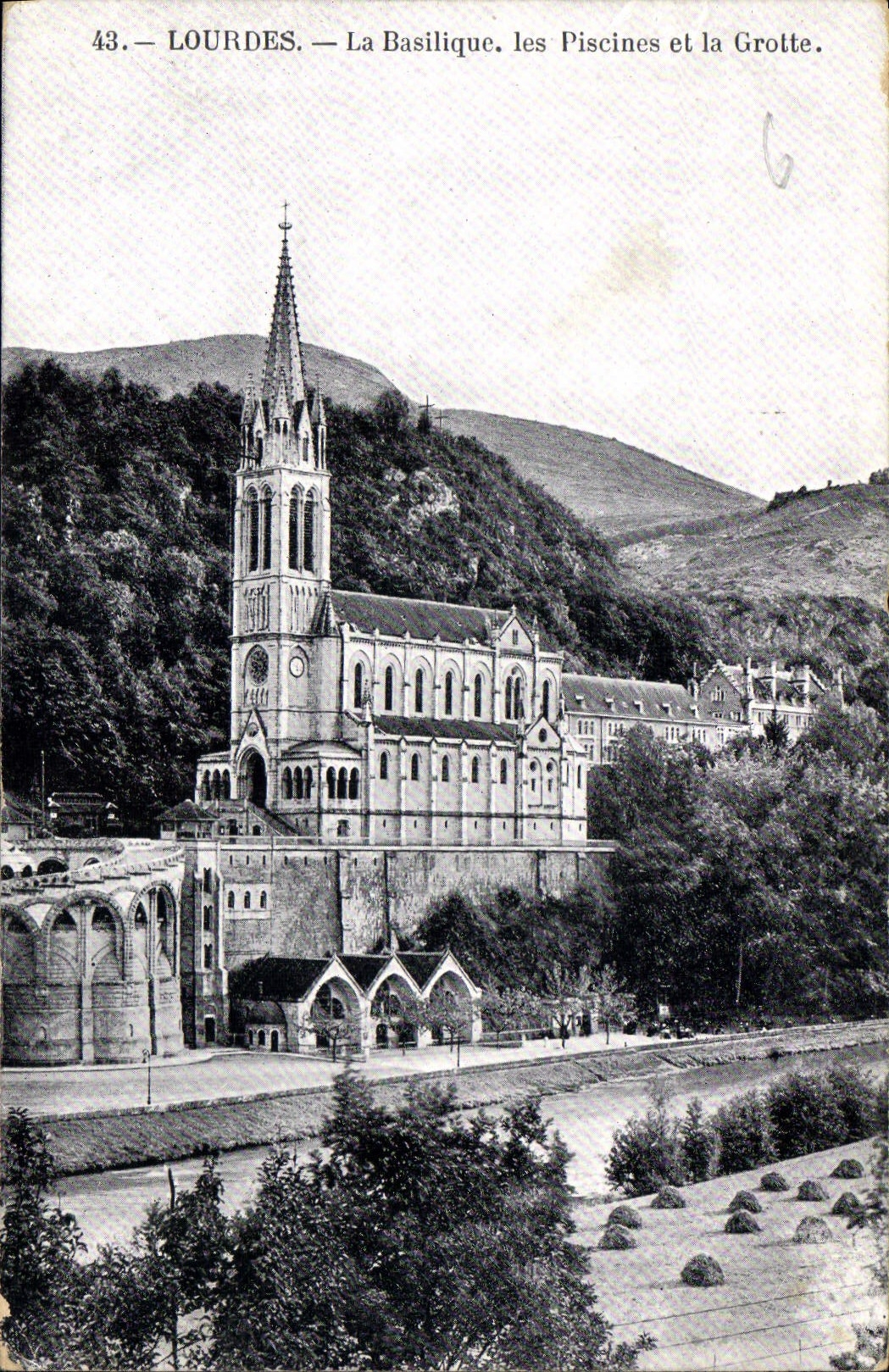 CPA Lourdes La Basilique les Piscines et la Grotte 