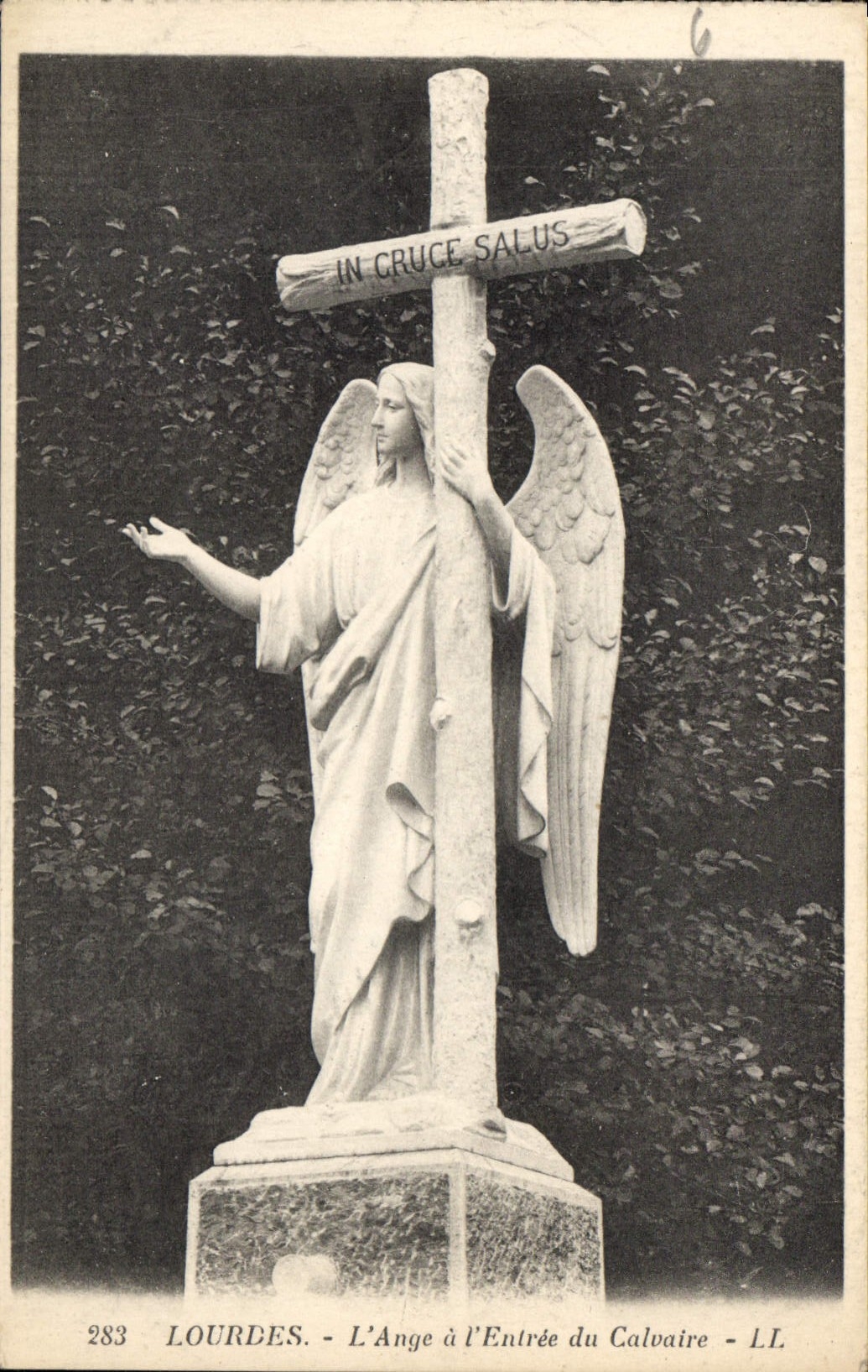 CPA Lourdes L'Ange a l'Entree du Calvaire 